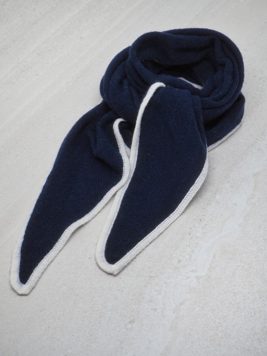 Trekantskjerf to-farget ullskjerf blå og off-white