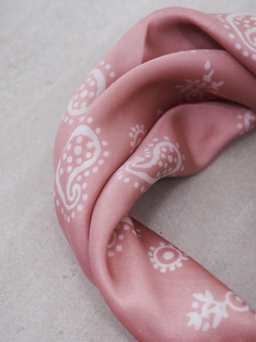 Satengskjerf lyserosa