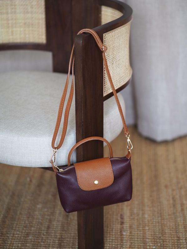 Liten skinnveske burgunder og cognac