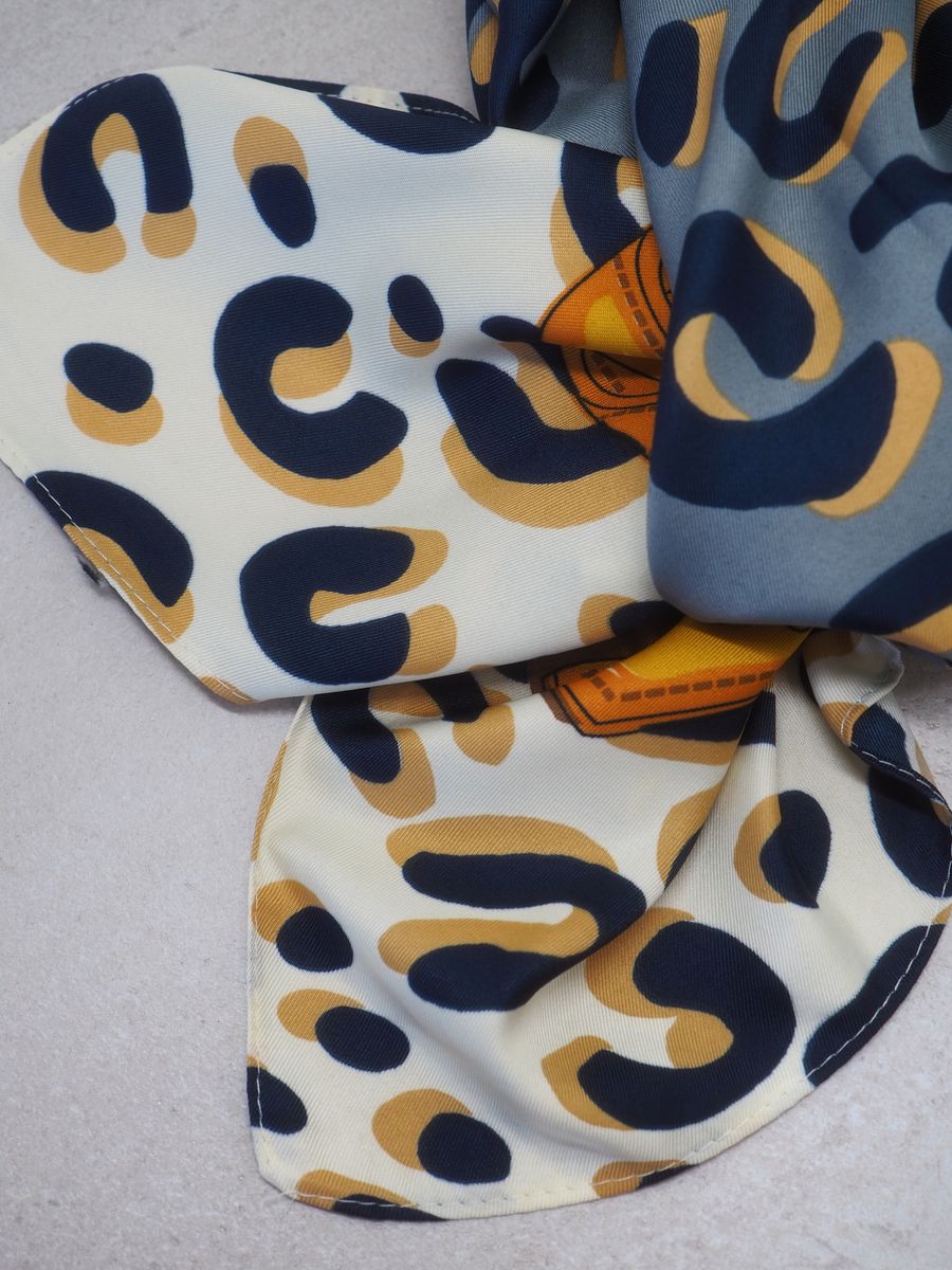 Stort skjerf i silkeblanding dyremønster blåtoner