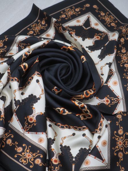 Hovedbilde Silkeskjerf 7DAYS stort svart og off-white