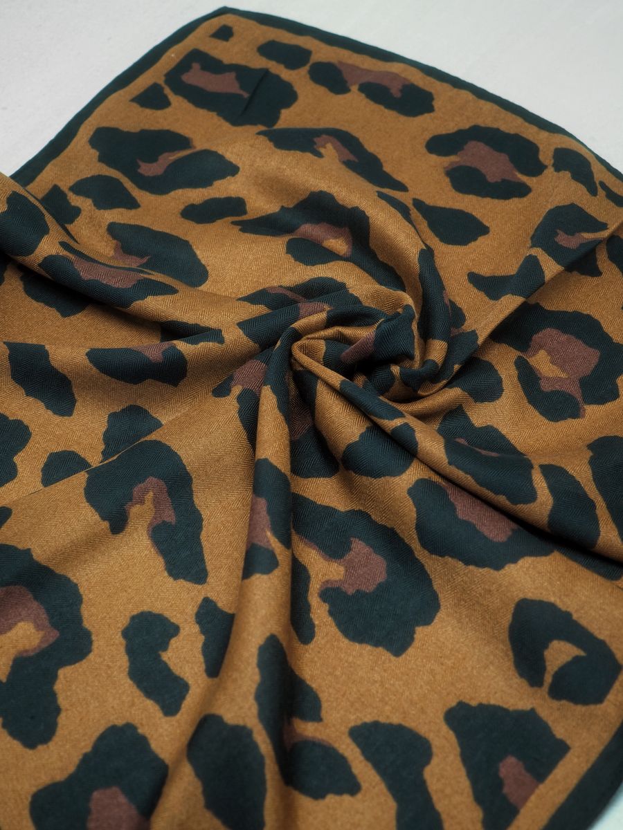 Lunt skjerf i dyremønster brunt