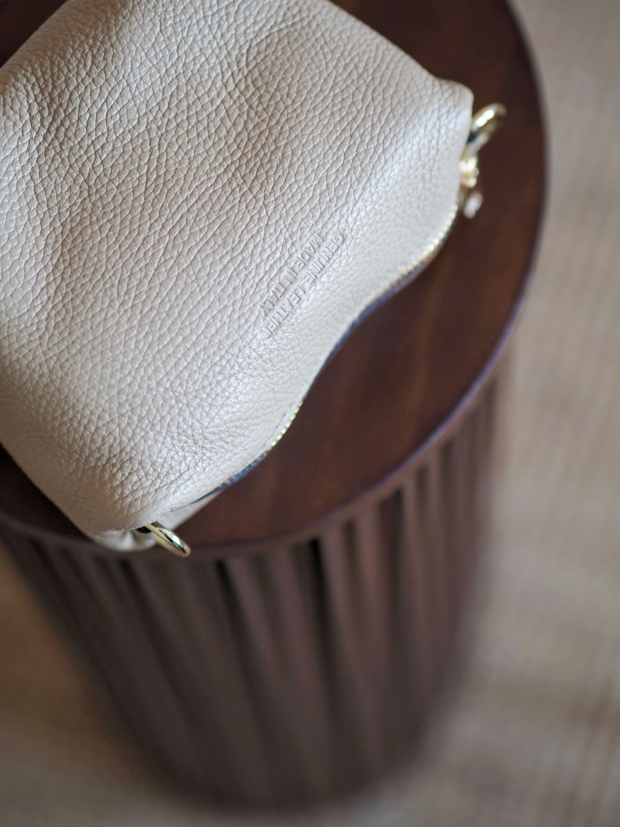 Bøtteveske semsket skinn lys beige