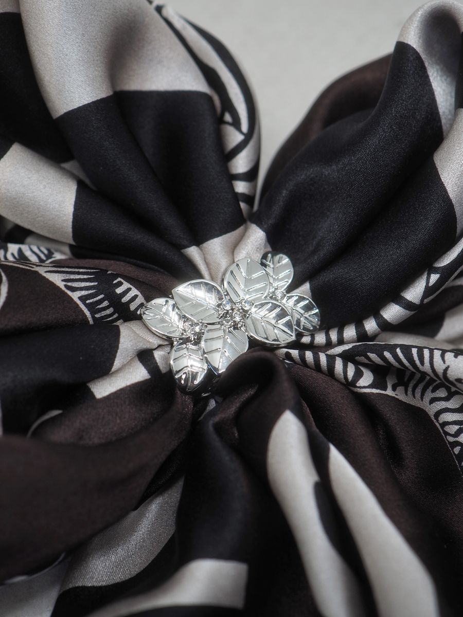 Skjerfnål blomstermotiv sølvfaget