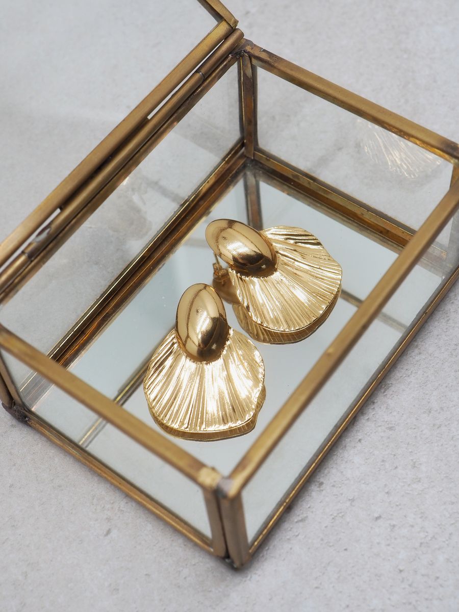 Strukturerte øredobber i skjellform gullfarget 