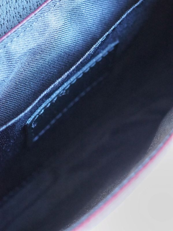 Konvolutt skinnclutch bordeaux
