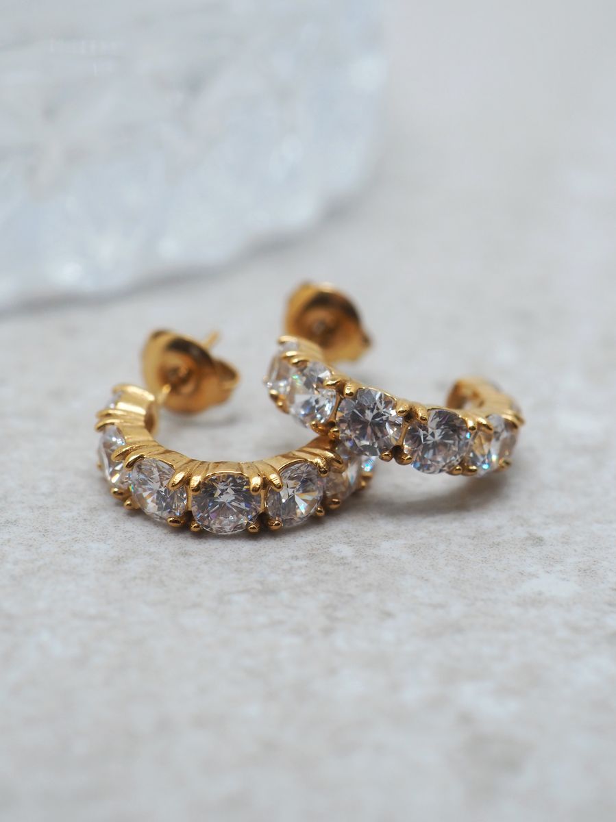 Hoops blanke zirkoner i stål gullfarget