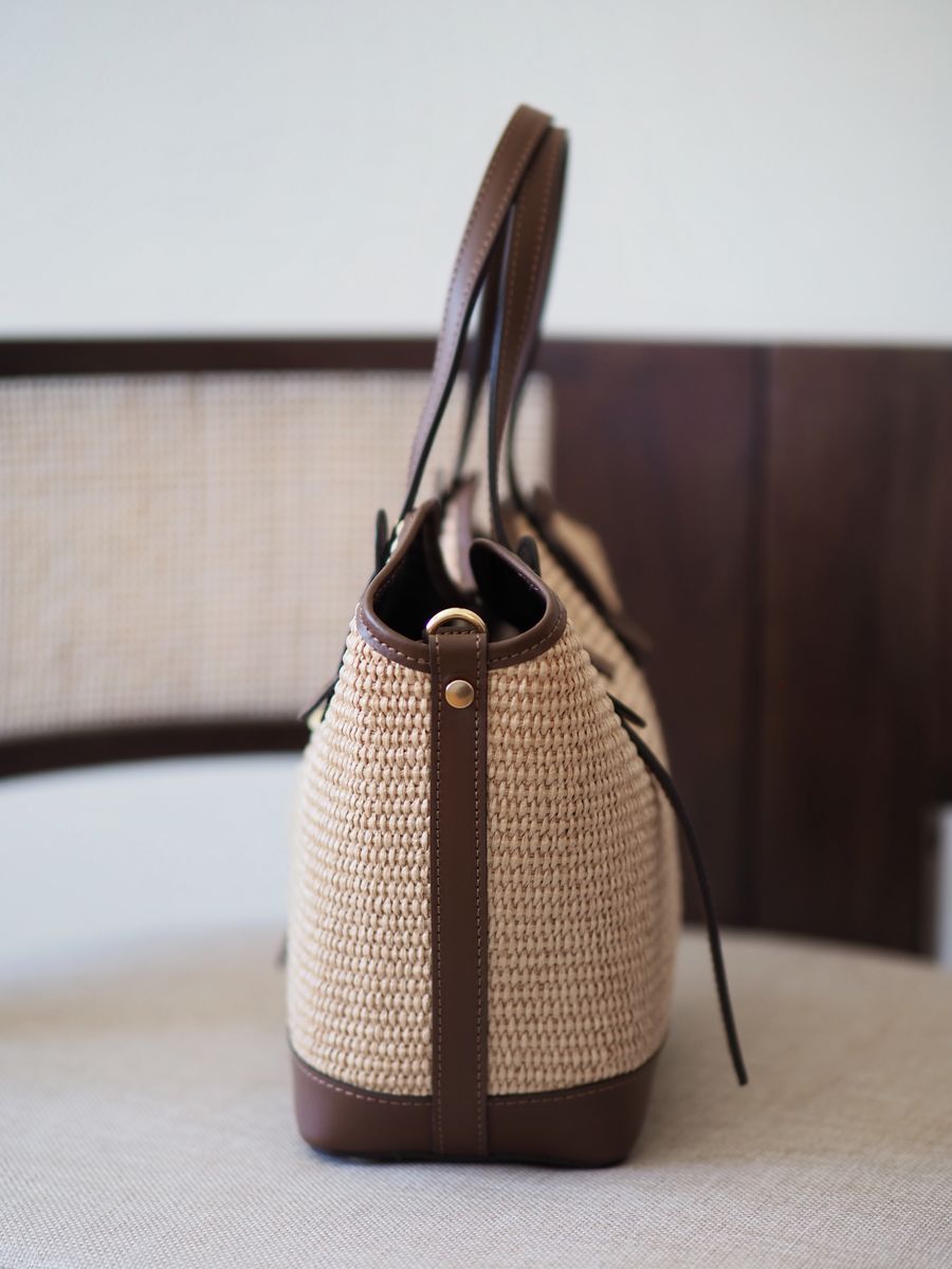 Klassisk raffia veske med mørkebrune skinndetaljer