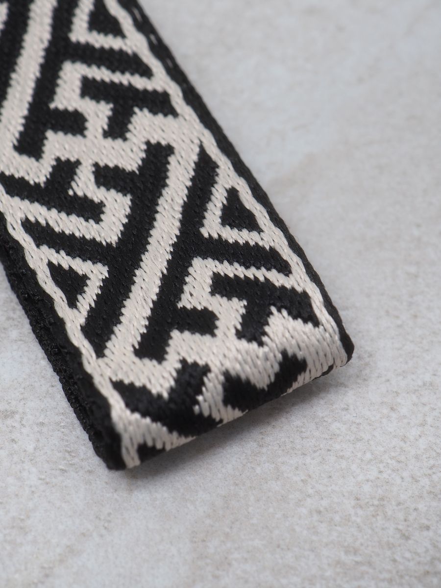 Veskestropp smal svart og off-white