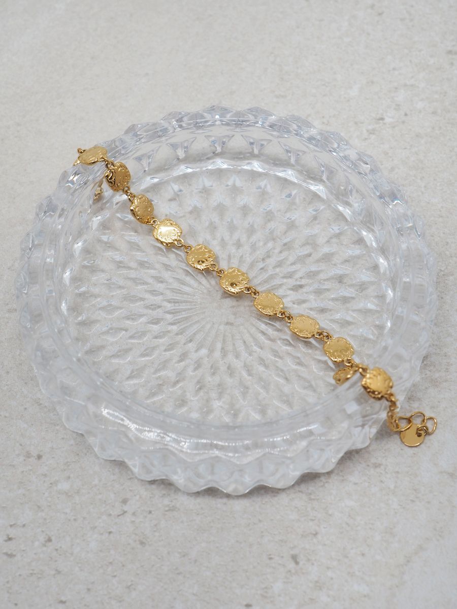 Armbånd med bankede plater i stål