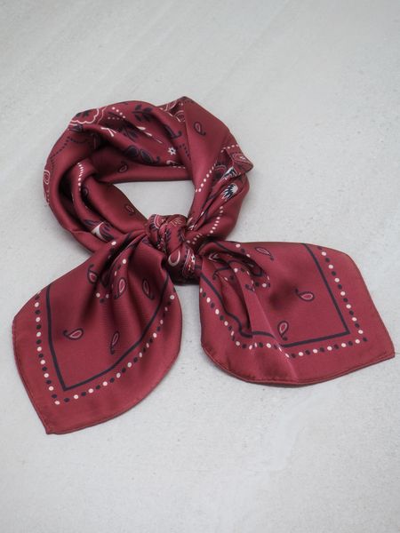 Hovedbilde Satengskjerf burgunder med mønster