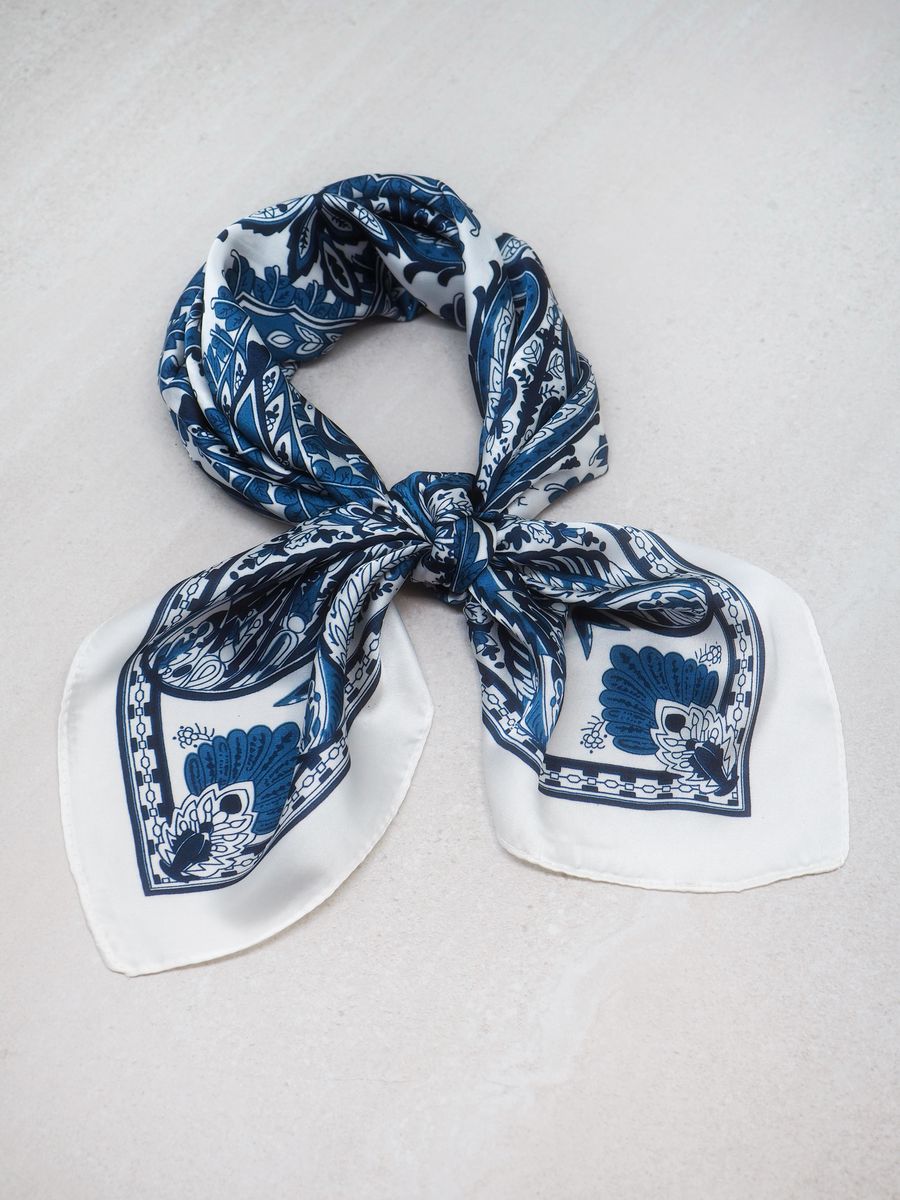 Satengskjerf blå og hvit