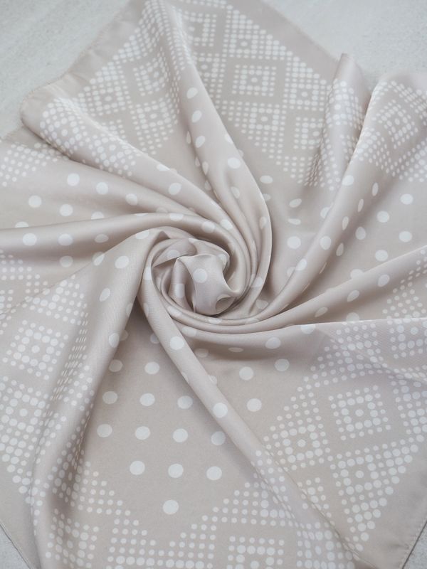 Satengskjerf lysetaupe