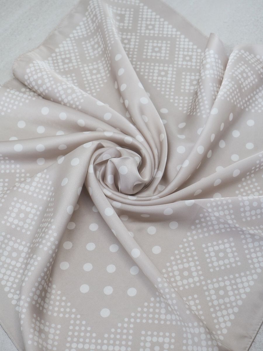 Satengskjerf lysetaupe