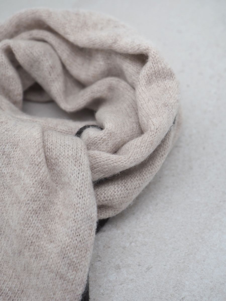 Trekantskjerf to-farget ullskjerf beige og svart