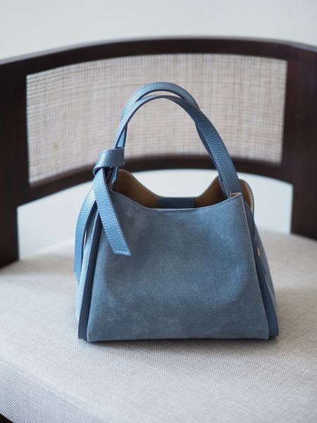 Hovedbilde Semsket skinnveske lyseblå