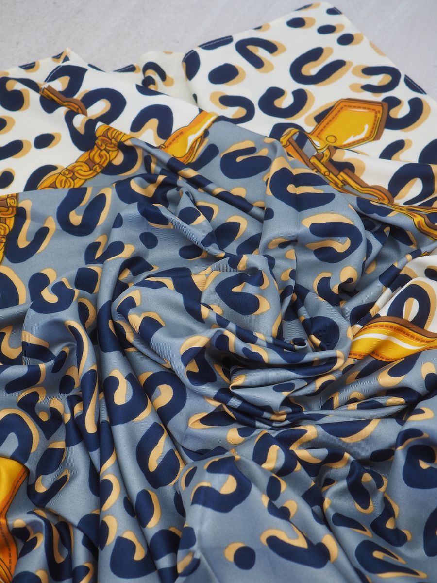 Stort skjerf i silkeblanding dyremønster blåtoner