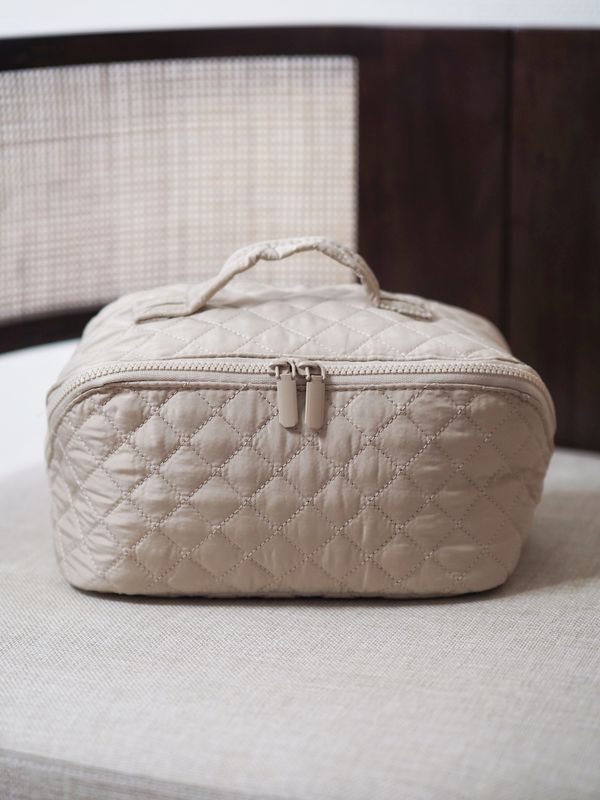 Vattert toalettmappe beige