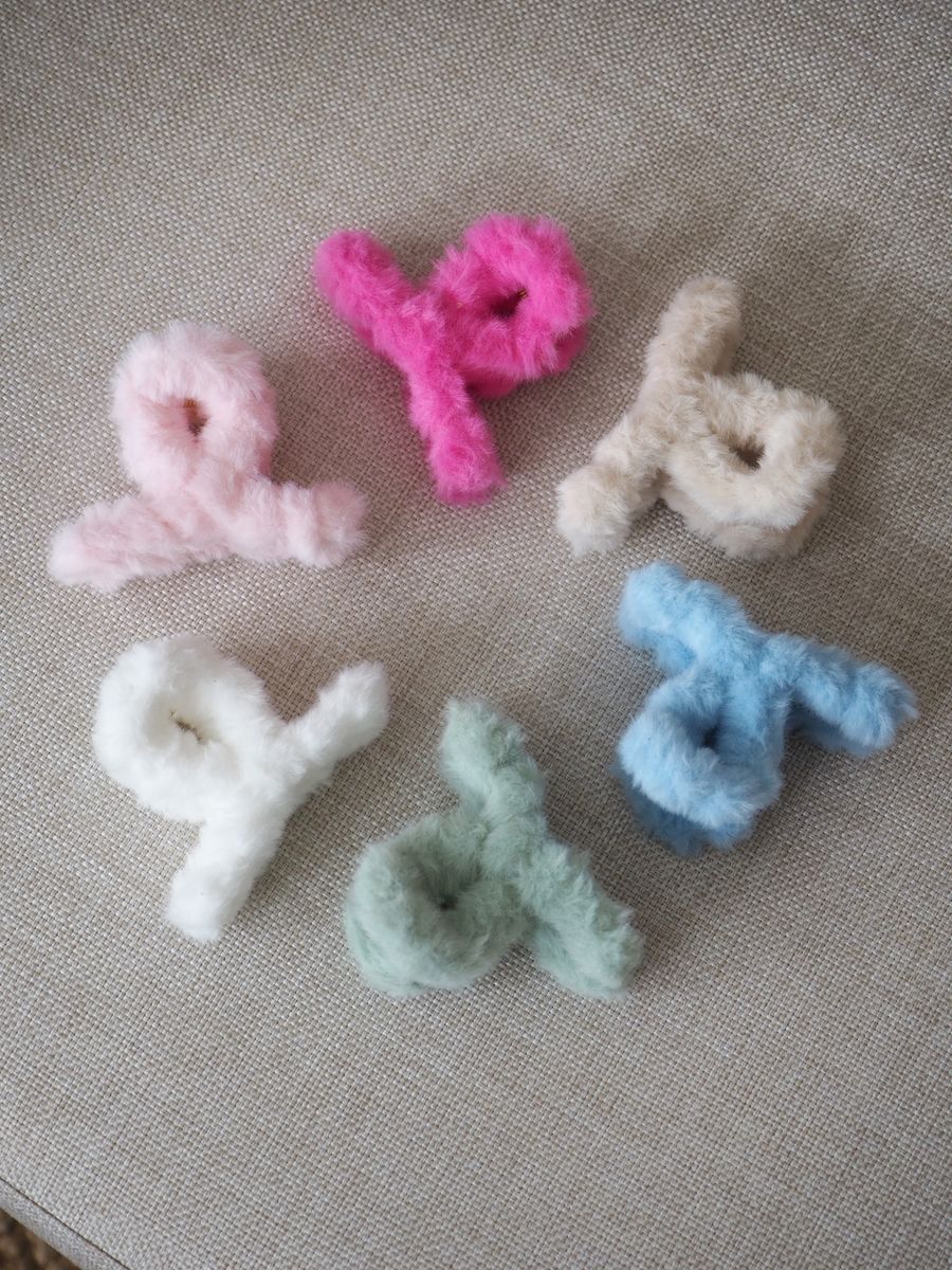 Hårklype med fuskepels hvit