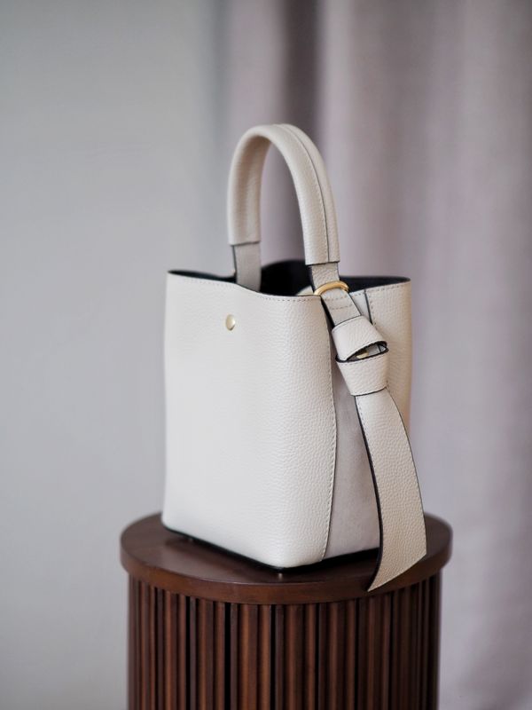 Bøtteveske glatt skinn off-white