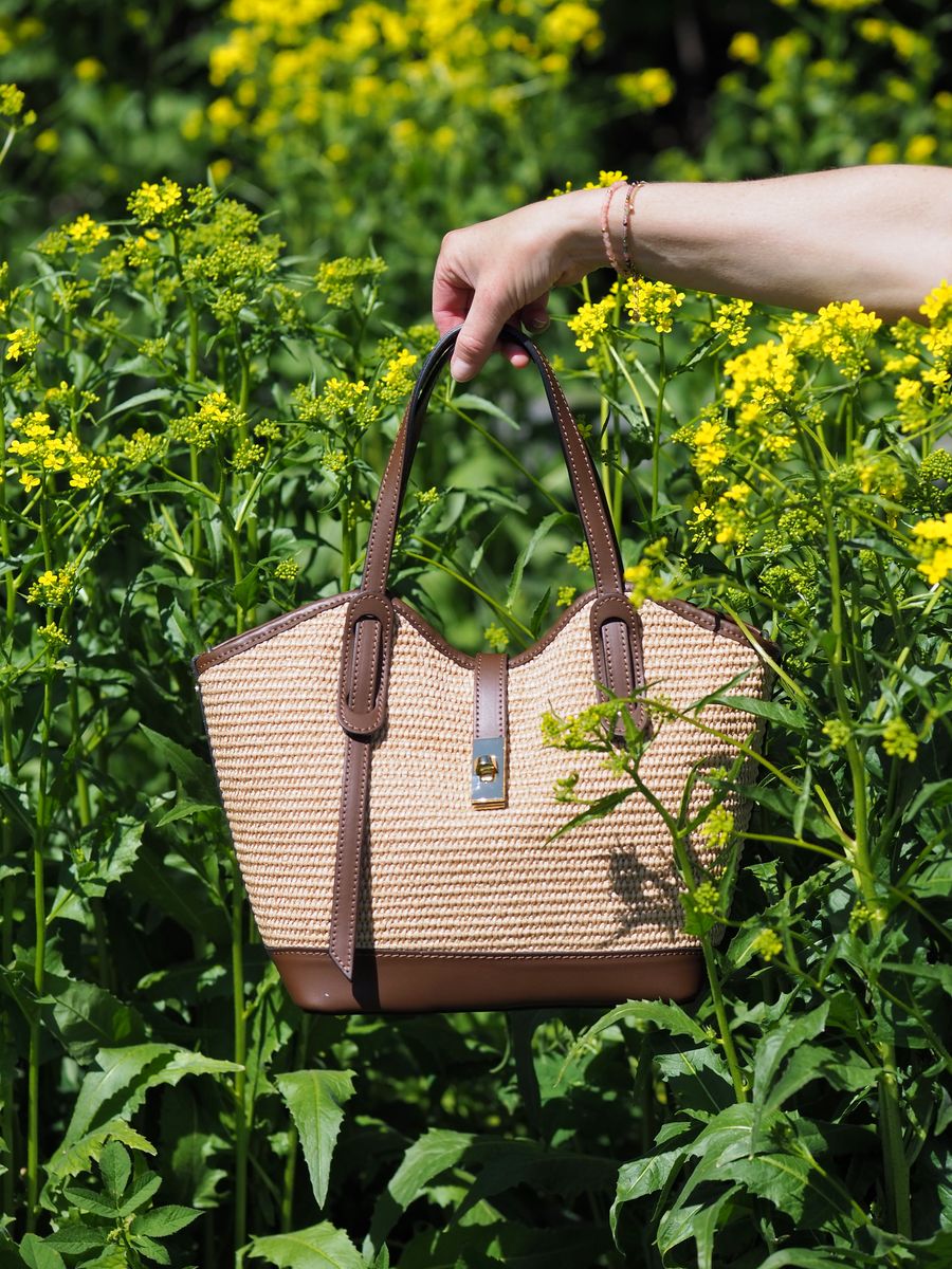 Klassisk raffia veske med mørkebrune skinndetaljer
