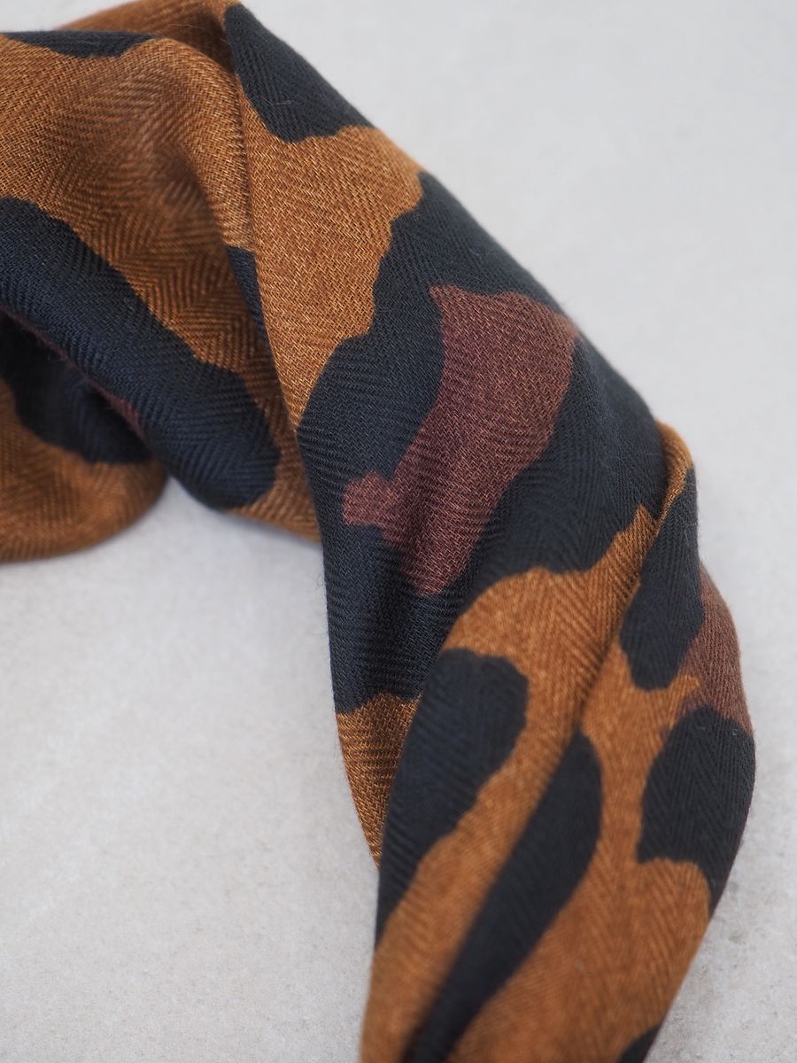 Lunt skjerf i dyremønster brunt