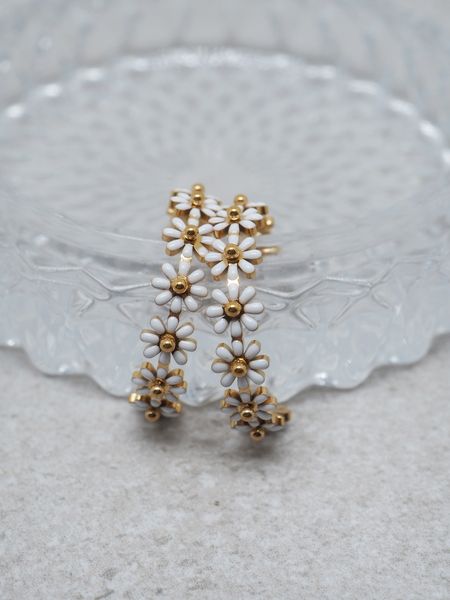 Hovedbilde Hvite emaljerte blomsterøredobber i stål ...