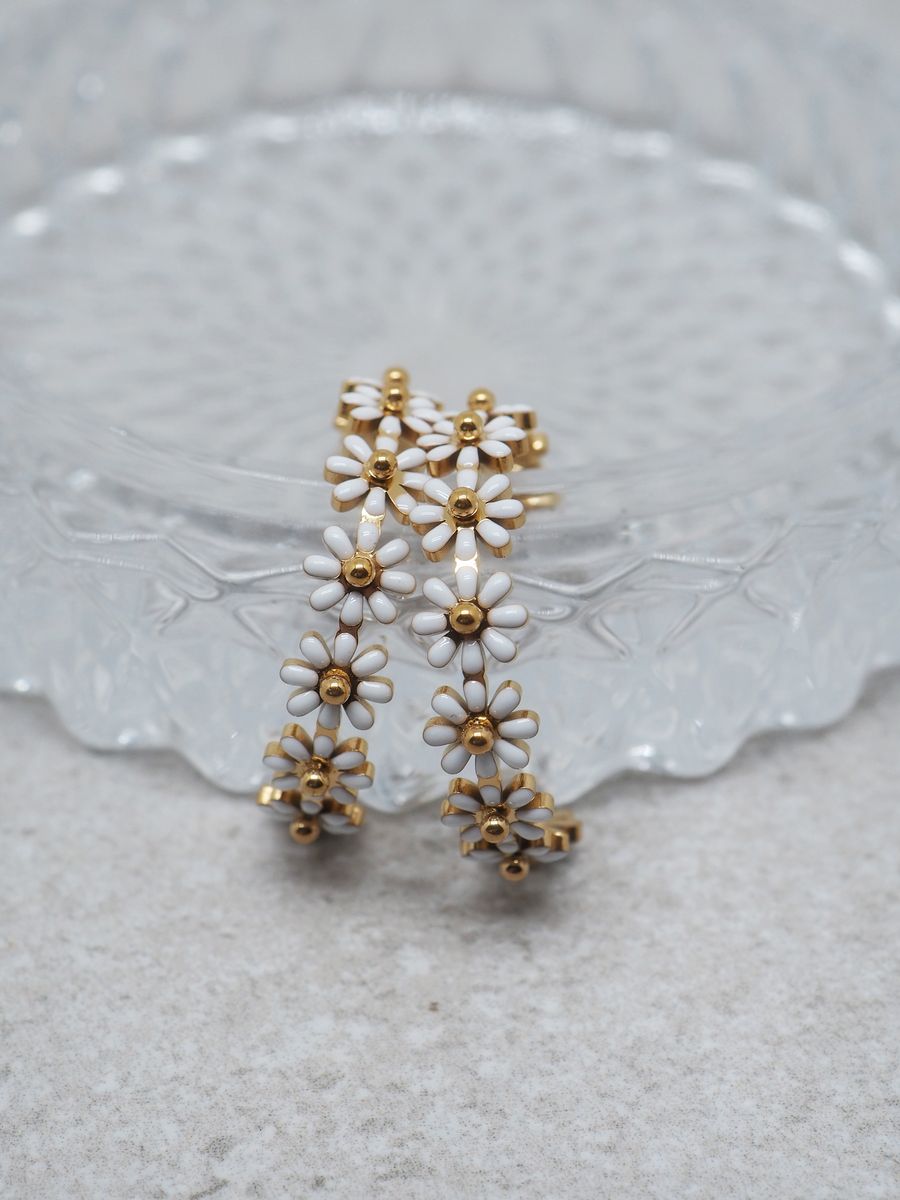 Hvite emaljerte blomsterøredobber i stål gullfarget