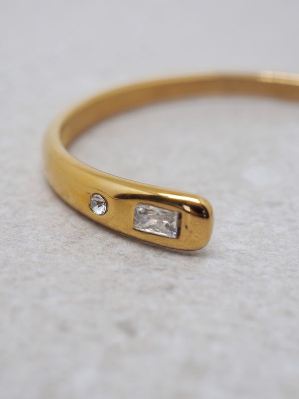 Armring med Zirkonsymboler i stål