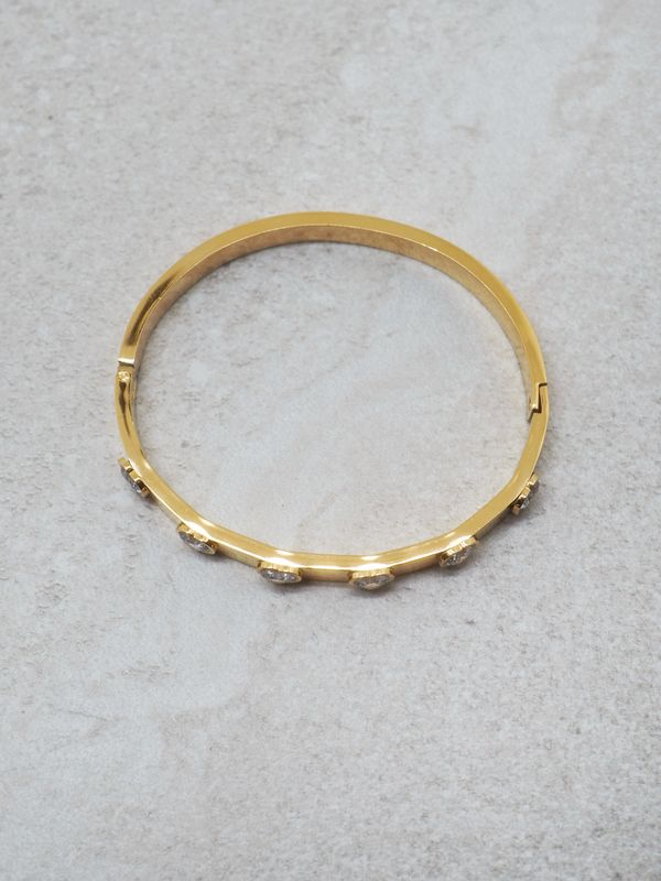 Armring i stål med blanke hjerter