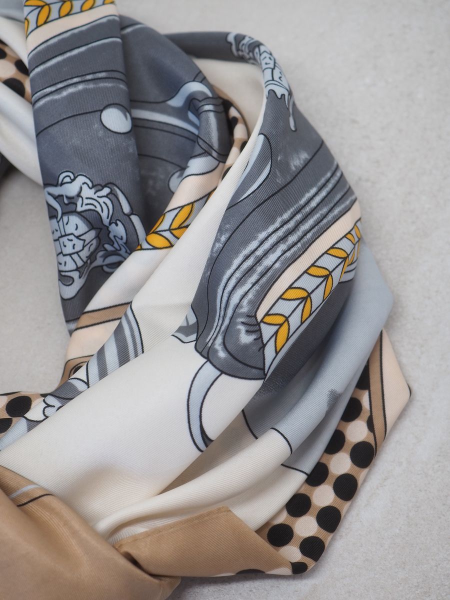 Stort skjerf i silkeblanding beige og svart