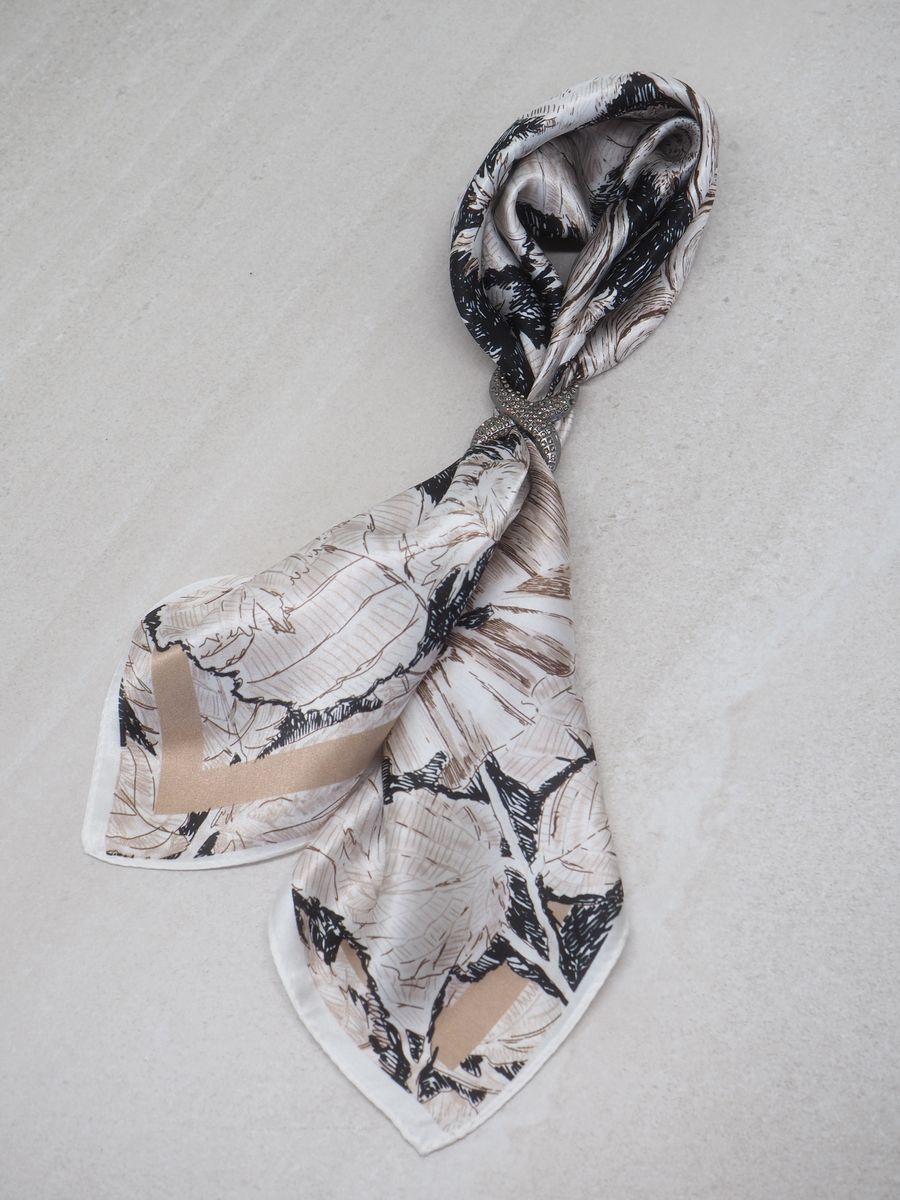 Stor skjerfnål med glassteiner svartsølv