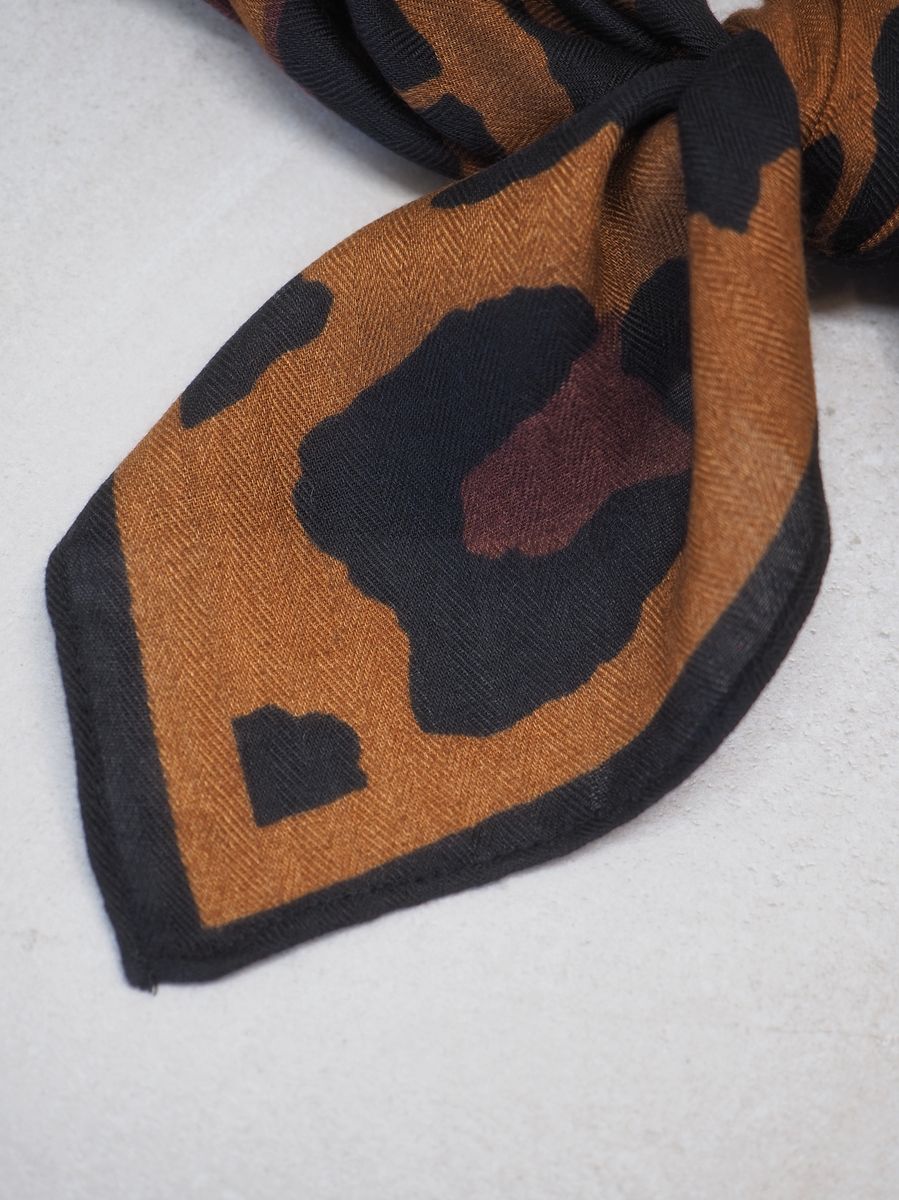 Lunt skjerf i dyremønster brunt