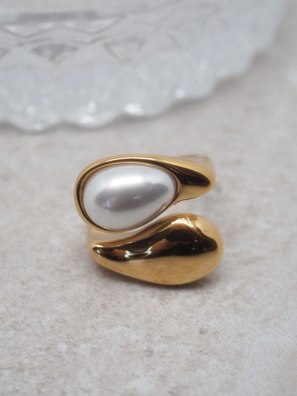 Ring med perle stål gullfarget
