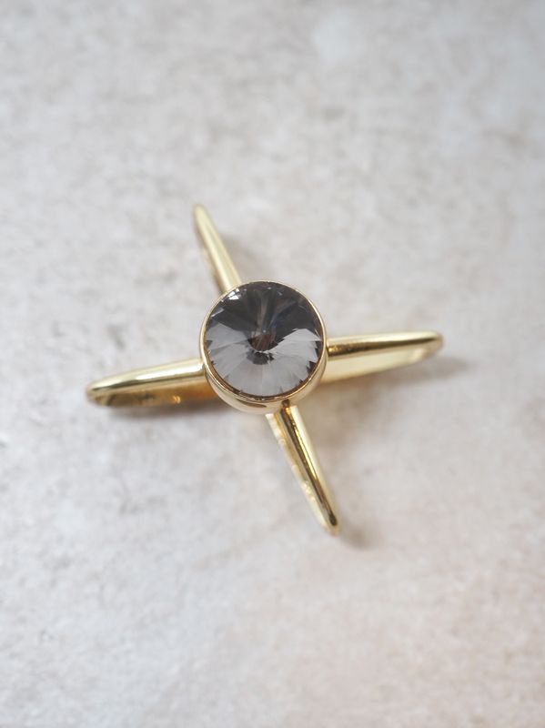 Skjerfnål spinner svart