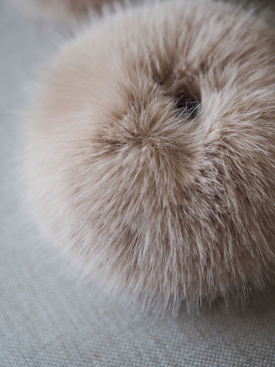 Fuskepels mansjetter beige