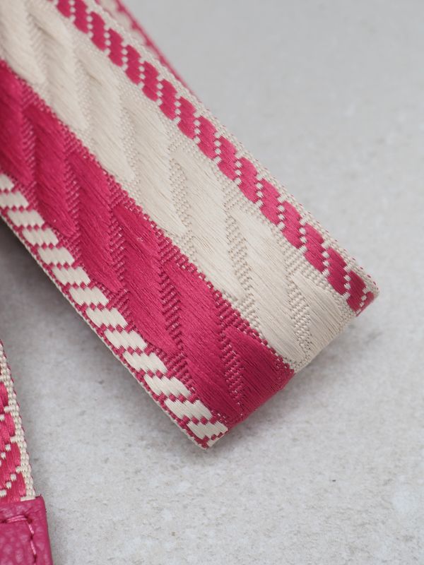 Veskestropp skinndetaljer fuxia og off-white