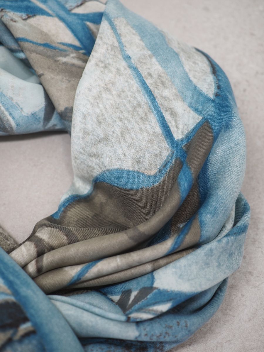 Stort skjerf i silkeblanding blåfarger