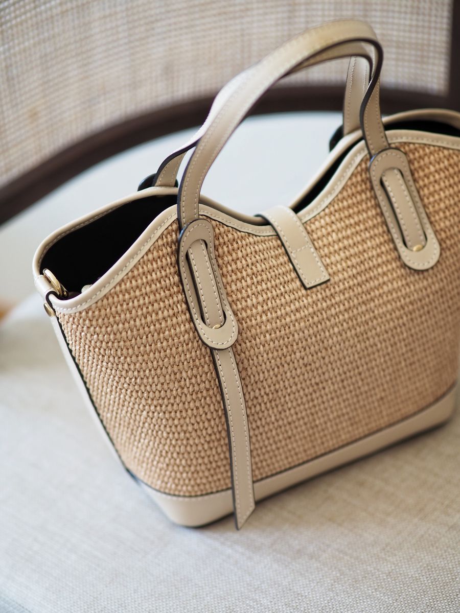 Klassisk raffiaveske med beige skinndetaljer